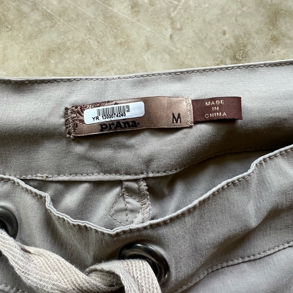Prana ladies quick dry Bermuda shorts. Excellent condition. Medium. Khaki - Picture 7 of 7
